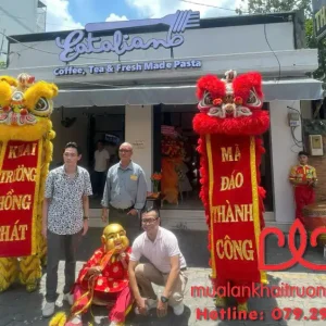 Đội lân khai trương tại Quận 10