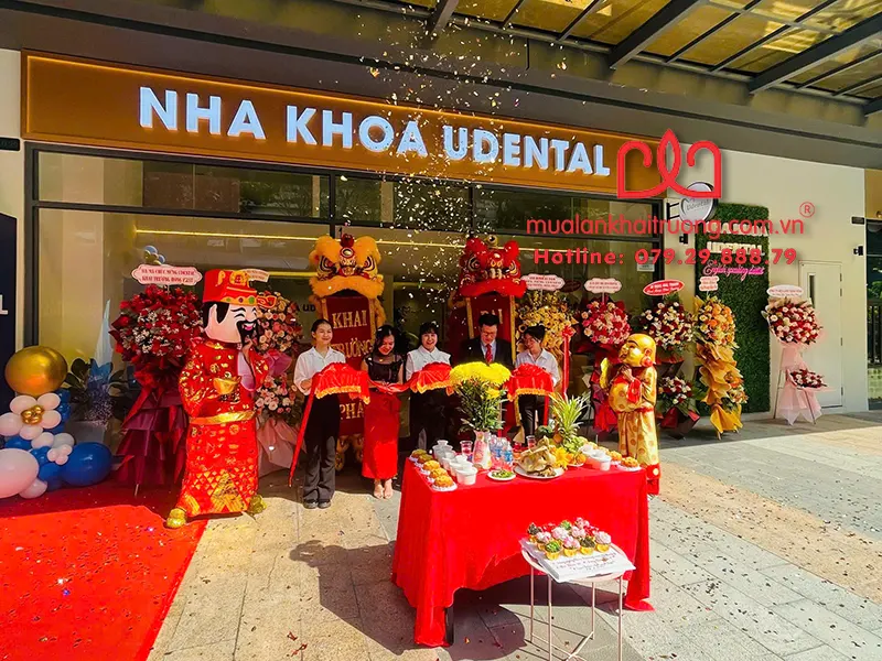 Lân chụp cắt băng khai trương cùng khách