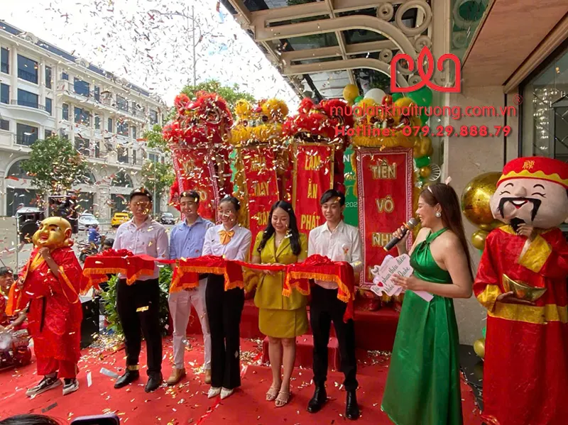 Nghi lễ cắt băng khai trương