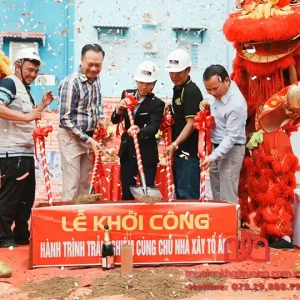 Hình ảnh nghi thức xúc cát trong lễ khởi công dự án