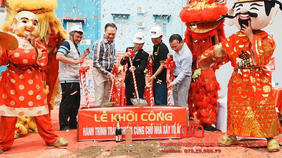 Hình ảnh nghi thức xúc cát trong lễ khởi công dự án 