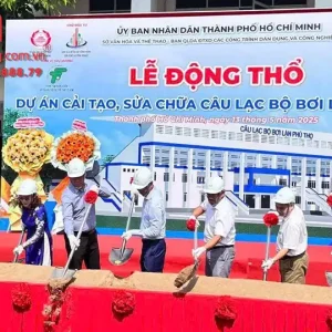Hình ảnh nghi thức xúc cát trong lễ khởi công dự án xây dựng