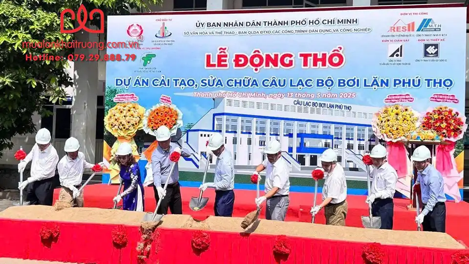 Hình ảnh nghi thức xúc cát trong lễ khởi công dự án xây dựng